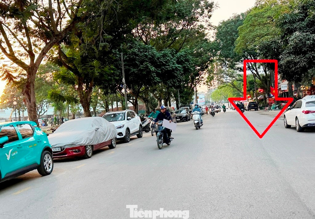 Cùng với hư hỏng mặt đường, một số tuyến phố tại quận Hoàng Mai có nền đường nhiều lớp không bằng phẳng, như phố Lương Khánh Thiện, Nguyễn Đức Cảnh.