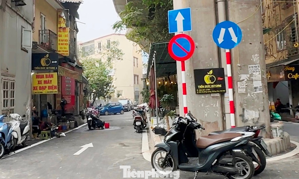 Tuyến đường rộng 2 làn xe, ở giữa là dải phân cách đường tàu trên cao, nhưng ngày 30/12 cơ quan chức năng phân luồng cho xe đi vào đây chỉ được buổi sáng, từ chiều qua (khi lực lượng chức năng rút đi) tuyến đường bị hàng quán, ô tô, xe máy của người dân chiếm dụng, giao thông bị phong tỏa. Tuyến đường rộng 2 làn xe, ở giữa là dải phân cách đường tàu trên cao, nhưng ngày 30/12 cơ quan chức năng phân luồng cho xe đi vào đây chỉ được buổi sáng, từ chiều qua (khi lực lượng chức năng rút đi) tuyến đường bị hàng quán, ô tô, xe máy của người dân chiếm dụng, giao thông bị phong tỏa.