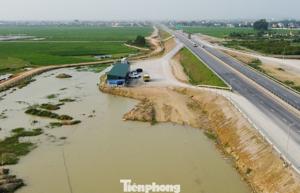 Tuy nhiên, do diện tích nhỏ hẹp, chỉ có thể đỗ được vài xe ô tô con nên phần lớn xe tải lớn không thể tiếp cận.