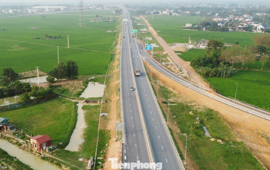 Để đảm bảo an toàn cho người và phương tiện và tạo được sự đồng bộ, trong năm 2023 và các tháng đầu năm 2024, Chính phủ ít nhất có 3 lần yêu cầu các Bộ ngành có liên quan, Ban Quản lý dự án Bộ GTVT hoàn thành các trạm dừng nghỉ trên nhưng hiện nay vẫn chưa có trạm nào được xây dựng.