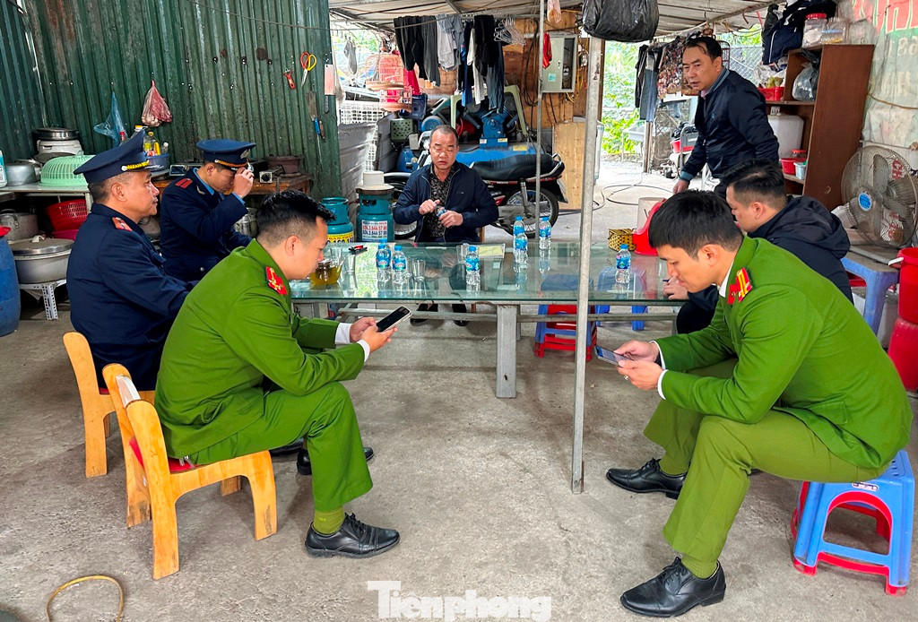 Tại bãi xe đối diện chùa Tứ Kỳ, tổ công tác gồm Đội Thanh tra giao thông Hoàng Mai (Thanh tra Sở GTVT), Công an quận Hoàng Mai và Đội Quản lý đô thị (UBND phường Hoàng Liệt, quận Hoàng Mai) đã phát hiện, khu đất không có chức năng là bãi xe nhưng người chủ tại đây vẫn cho nhiều ô tô, thậm chí cả xe khách vào đỗ, bốc dỡ hàng. Tổ công tác đã lập biên bản xử phạt, yêu cầu dừng hoạt động của bãi xe này. Tại bãi xe đối diện chùa Tứ Kỳ, tổ công tác gồm Đội Thanh tra giao thông Hoàng Mai (Thanh tra Sở GTVT), Công an quận Hoàng Mai và Đội Quản lý đô thị (UBND phường Hoàng Liệt, quận Hoàng Mai) đã phát hiện, khu đất không có chức năng là bãi xe nhưng người chủ tại đây vẫn cho nhiều ô tô, thậm chí cả xe khách vào đỗ, bốc dỡ hàng. Tổ công tác đã lập biên bản xử phạt, yêu cầu dừng hoạt động của bãi xe này.