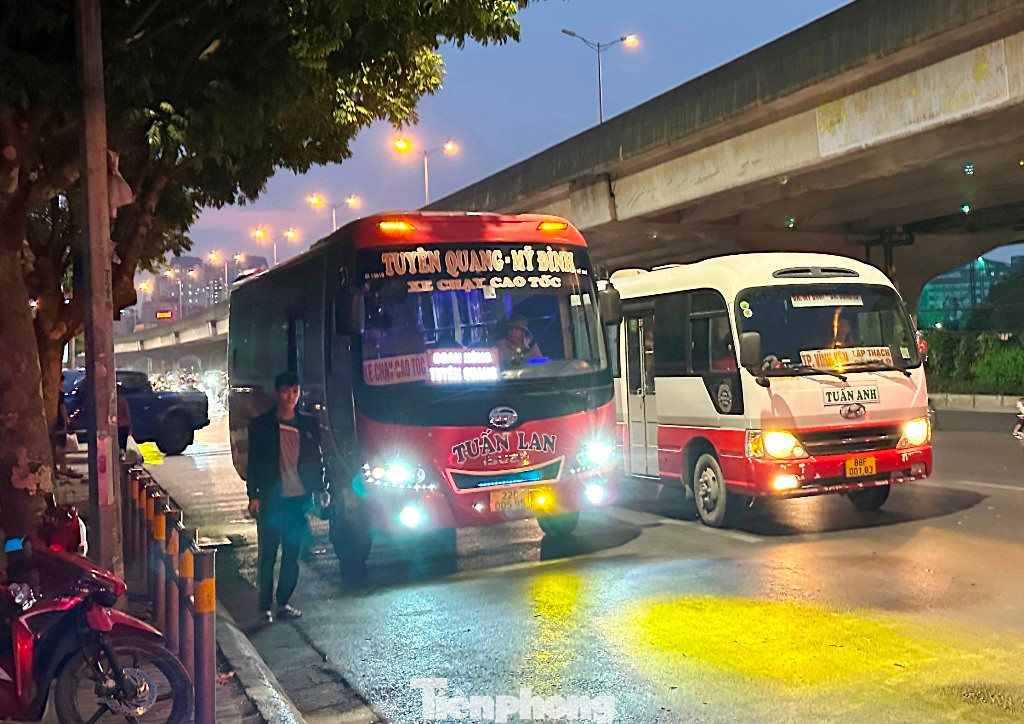 Đêm đến, xe khách dừng đỗ dàn hàng ngang trên đường Phạm Hùng để "lơ xe" xuống đường vẫy khách, bắt khách. Đêm đến, xe khách dừng đỗ dàn hàng ngang trên đường Phạm Hùng để "lơ xe" xuống đường vẫy khách, bắt khách.