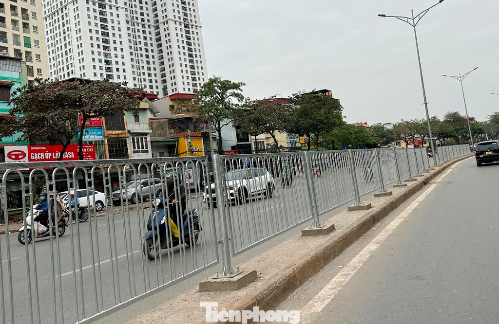 Ban Duy tu các công trình hạ tầng giao thông, Sở GTVT (chủ đầu tư) cho biết, hàng rào sắt được thay mới là loại thép ống và được mạ kẽm màu trắng, chiều cao 1,3 mét. Hàng rào thép được thay mới, giúp hàng rào chống được sự hoen gỉ, sạch, tạo được mỹ quan, và đặc biệt là không phải sơn lại hàng năm như bờ hàng rào sắt cũ.