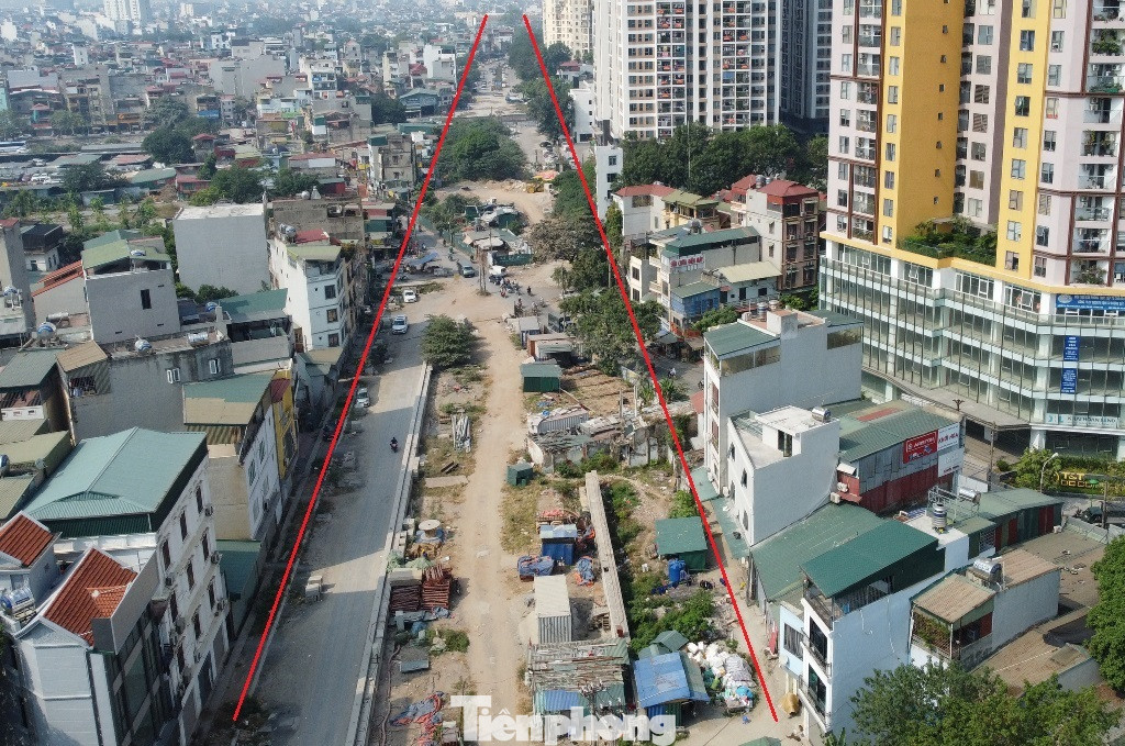 Cụ thể, dự án đường Vành đai 2,5 đoạn Đầm Hồng - QL1 có chiều dài khoảng 2km, có tổng mức đầu tư khoảng 1.300 tỷ đồng và được thực hiện theo hình thức BT. Dự án có thời gian thi công từ năm 2013 đến 2016. Tuy nhiên đến nay, dự án vẫn ngổn ngang, mặt bằng chưa giải phóng xong, nhiều nhà dân vẫn nằm trong phạm vi dự án.