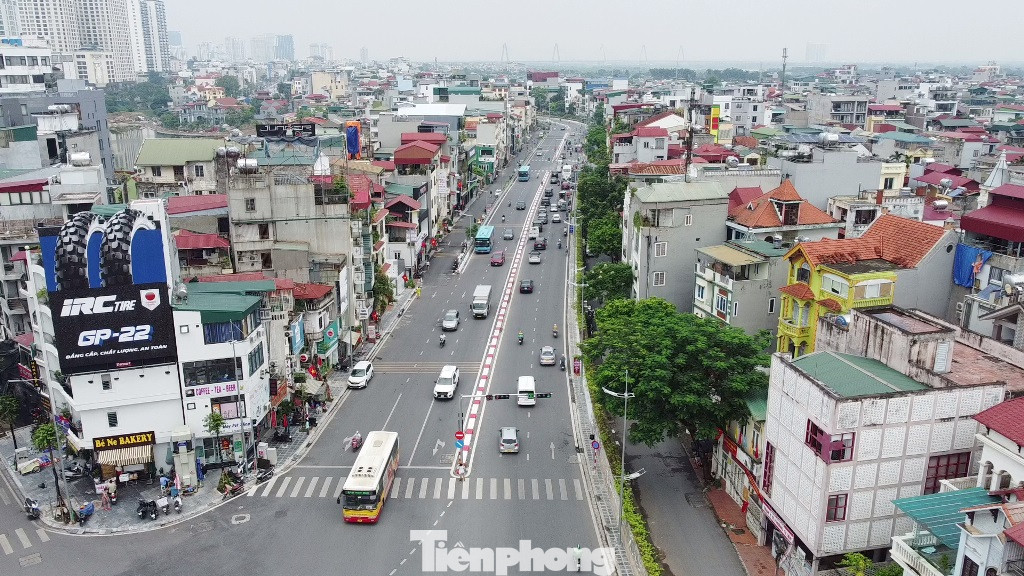 Đến nay sau 5 năm thi công, từ 2 làn xe, đường Âu Cơ đoạn Nghi Tàm - Nhật Tân đã có chiều rộng 4 đến 6 làn xe, giao thông đi lại thuận tiện, thông thoáng.