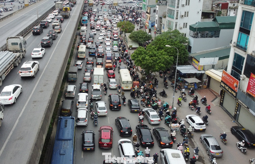 Lòng đường Nguyễn Xiển có 4 làn xe nhưng có chỗ 7 ô tô xếp hàng ngang và gần như đứng yên trên đường.