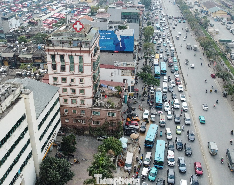 Trên đường Giải Phóng hướng bến xe Nước Ngầm đi trung tâm Hà Nội ùn tắc xảy ra cả ki-lô mét kéo dài qua bến xe Giáp Bát.
