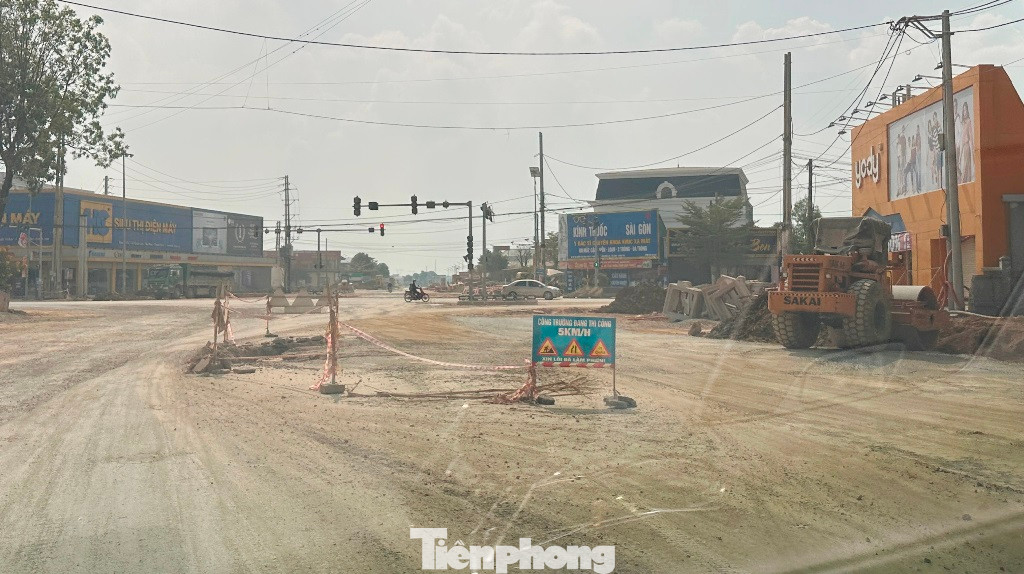 Với tuyến đường nối từ QL217 đến QL45 đã thực hiện nâng cấp, mở rộng nhiều năm nay vẫn chưa xong, việc thi công thiếu phương án phân luồng giao thông nên phương tiện người dân đang phải 'lội' qua công trường để đi lại.