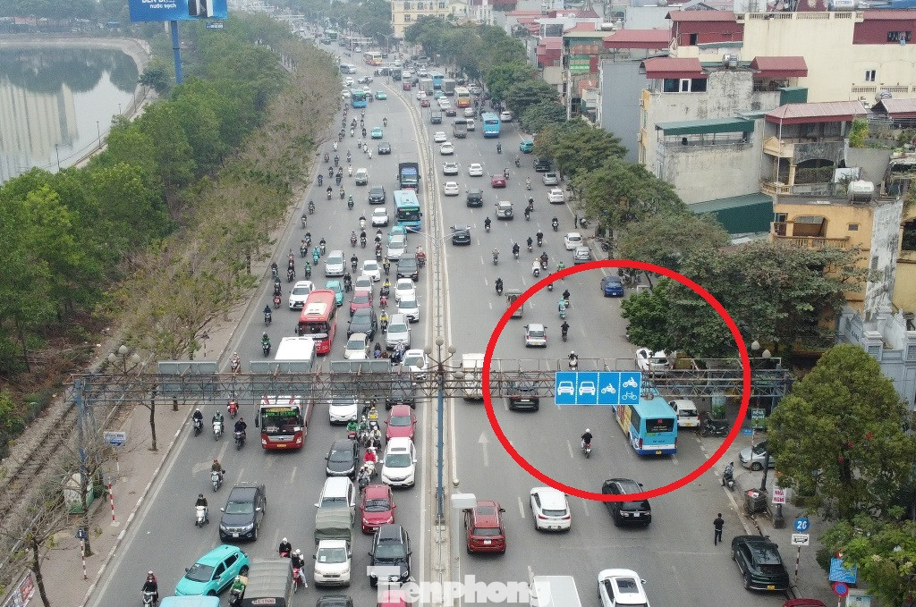 Ở các nút giao hoặc đầu đường, hệ thống biển báo tổ chức giao thông, phân làn xe được treo trên giá long môn.