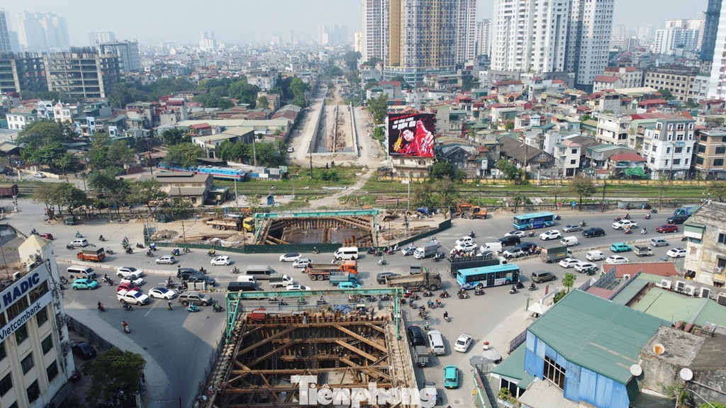 Sau hơn 2 năm thi công, đến nay hình hài hầm chui đã hình thành; đường dẫn lên xuống phía Định Công cũng cơ bản thi công xong.