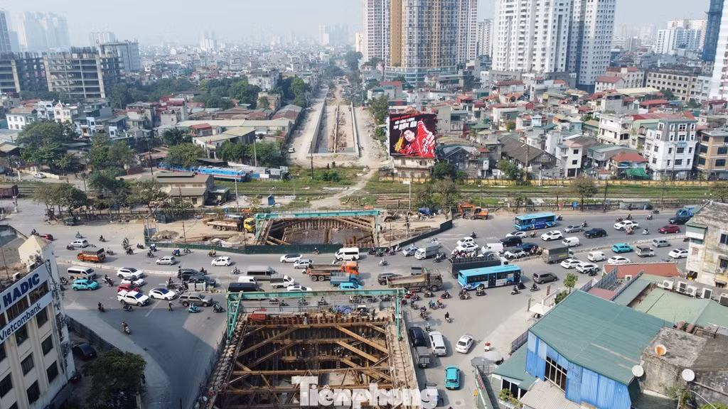 Sau hơn 2 năm thi công, đến nay hình hài hầm chui đã hình thành; đường dẫn lên xuống phía Định Công cũng cơ bản thi công xong.