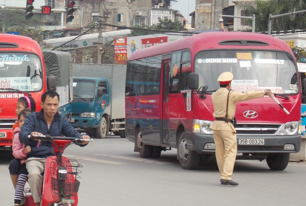 CSGT điều tiết xe khách đi lại trên đường Hà Nội.
