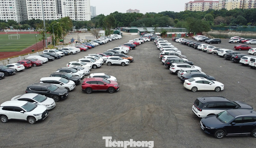 Do thiếu các bãi xe do chính quyền bố trí nên người dân ở Linh Đàm không biết để xe ở đâu. Việc người dân lo lắng, bất an nhất ở các bãi xe tự phát này là tính pháp lý nếu xảy ra các sự cố với xe của họ, cùng với đó là công tác đảm bảo an toàn trong đó có phòng cháy chữa cháy đơn vị nào sẽ đảm bảo? Do thiếu các bãi xe do chính quyền bố trí nên người dân ở Linh Đàm không biết để xe ở đâu. Việc người dân lo lắng, bất an nhất ở các bãi xe tự phát này là tính pháp lý nếu xảy ra các sự cố với xe của họ, cùng với đó là công tác đảm bảo an toàn trong đó có phòng cháy chữa cháy đơn vị nào sẽ đảm bảo?