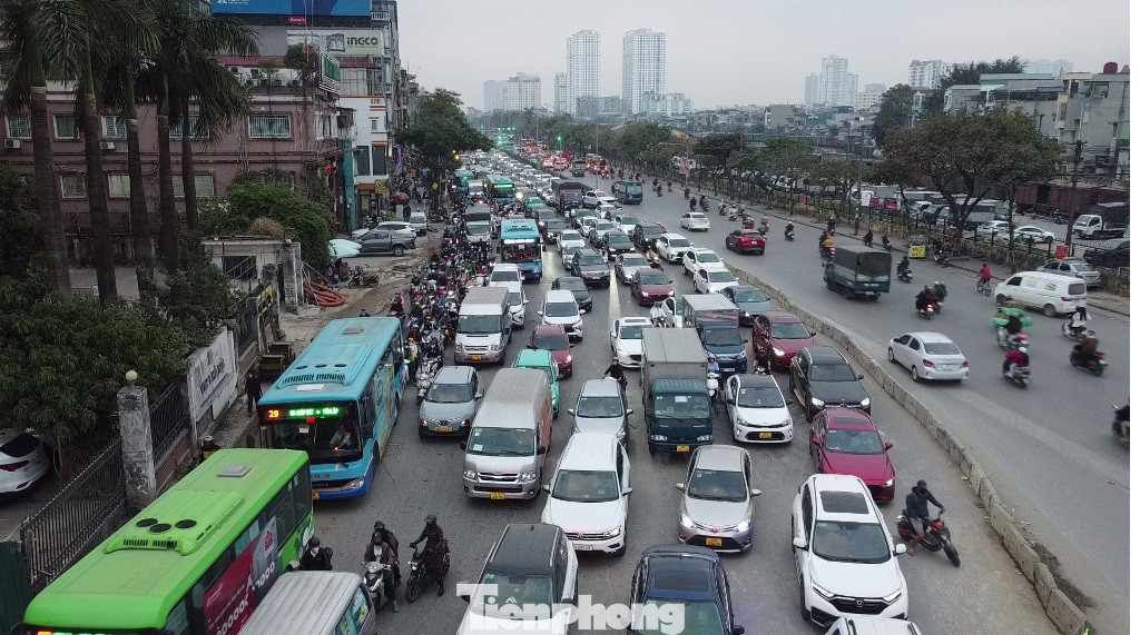 Trong sáng sớm nay, trên trục đường Giải Phóng hướng Ngọc Hồi dẫn về nút giao Giải Phóng - Kim Đồng bị ùn tắc kéo dài, lòng đường có 4 làn xe nhưng sáng nay ô tô, xe máy đã dàn tới 7 hàng nối đuôi nhau dài vô tận. Trong sáng sớm nay, trên trục đường Giải Phóng hướng Ngọc Hồi dẫn về nút giao Giải Phóng - Kim Đồng bị ùn tắc kéo dài, lòng đường có 4 làn xe nhưng sáng nay ô tô, xe máy đã dàn tới 7 hàng nối đuôi nhau dài vô tận.