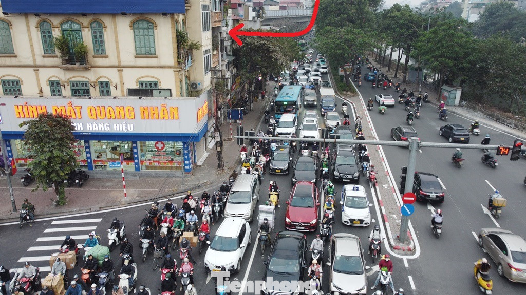 Trong khi đó, phương tiện không thể tiếp cận nhánh đường Láng mới mở (mũi tên đỏ) để ra trục phố Yên Lãng - Hoàng Cầu. Trong khi đó, phương tiện không thể tiếp cận nhánh đường Láng mới mở (mũi tên đỏ) để ra trục phố Yên Lãng - Hoàng Cầu.