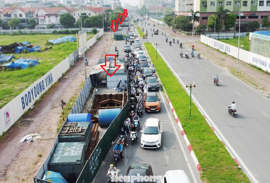 Do hàng rào chiếm dụng đến 2/3 lòng đường nên thời gian qua giao thông trên phố Vũ Trọng Khánh thường xuyên ùn tắc kéo dài cả sáng và chiều.