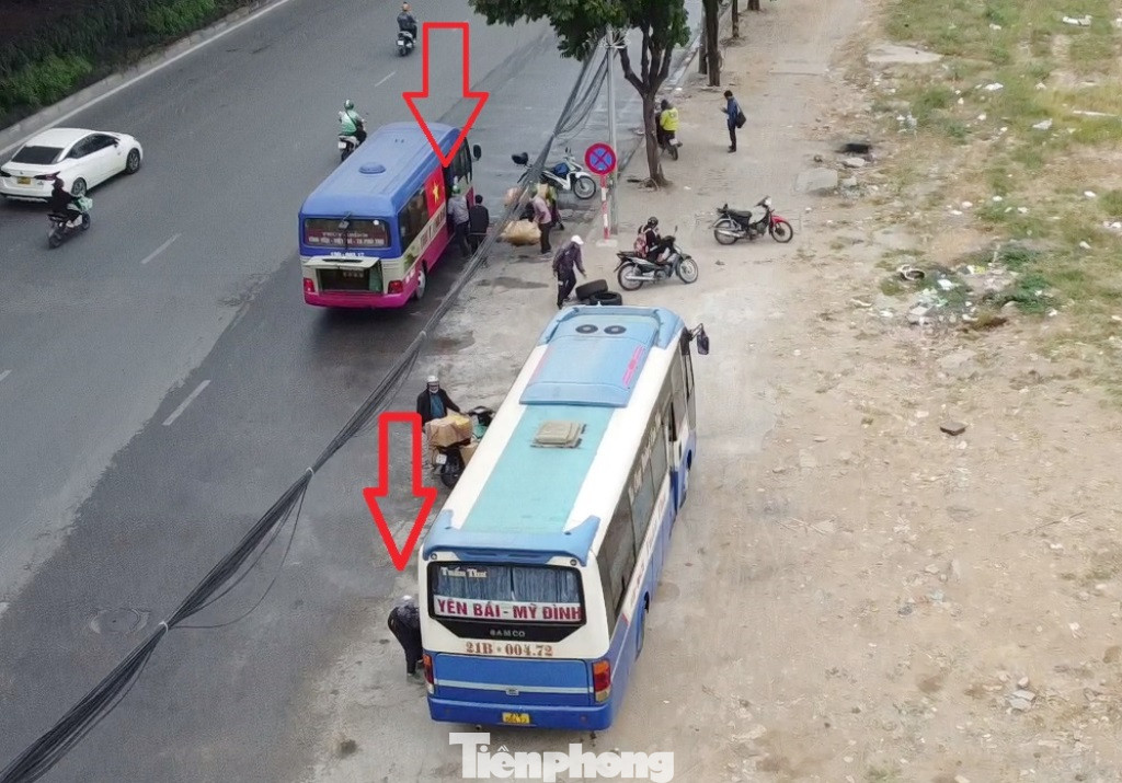 Sáng 6/12, mặc dù là giờ cao điểm nhưng tại khu vực đường Phạm Hùng trước bến xe Mỹ Đình - PV Tiền Phong ghi nhận, có nhiều xe khách, xe hợp đồng dừng đỗ đón trả khách, bốc dỡ hàng ngay trên đường, trong đó có các xe với BKS: 21B-00472, 19B-00317. Sáng 6/12, mặc dù là giờ cao điểm nhưng tại khu vực đường Phạm Hùng trước bến xe Mỹ Đình - PV Tiền Phong ghi nhận, có nhiều xe khách, xe hợp đồng dừng đỗ đón trả khách, bốc dỡ hàng ngay trên đường, trong đó có các xe với BKS: 21B-00472, 19B-00317.