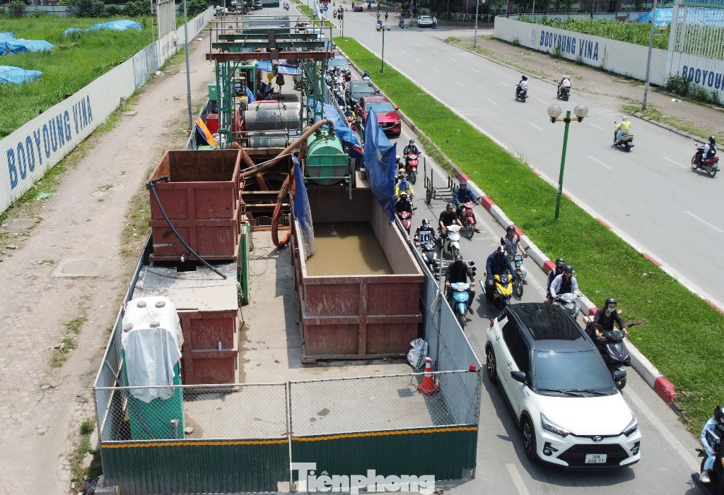 Theo tìm hiểu của phóng viên, các lô cốt trên đường Vũ Trọng Khánh đã dựng từ năm 2022. Do thi công chậm, gây ùn tắc giao thông nên Sở GTVT Hà Nội đã thu hồi giấy phép, dỡ rào. Tuy nhiên, đến nay các hàng rào này vẫn nằm yên trên đường. Theo tìm hiểu của phóng viên, các lô cốt trên đường Vũ Trọng Khánh đã dựng từ năm 2022. Do thi công chậm, gây ùn tắc giao thông nên Sở GTVT Hà Nội đã thu hồi giấy phép, dỡ rào. Tuy nhiên, đến nay các hàng rào này vẫn nằm yên trên đường.