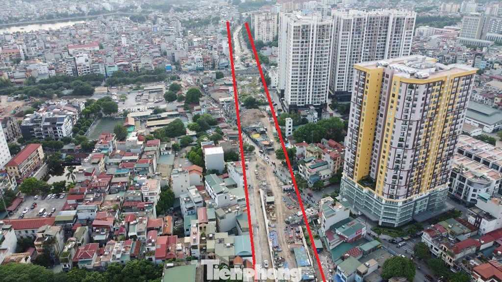 Trong khi tuyến đường Vành đai 2,5 đoạn từ Đầm Hồng đến QL1 chưa thực hiện xong, còn ngổn ngang thì mặt bằng đất đối ứng cho nhà đầu tư đã được phân lô, chia nền, xây nhà cao tầng để bán. Trong khi tuyến đường Vành đai 2,5 đoạn từ Đầm Hồng đến QL1 chưa thực hiện xong, còn ngổn ngang thì mặt bằng đất đối ứng cho nhà đầu tư đã được phân lô, chia nền, xây nhà cao tầng để bán.