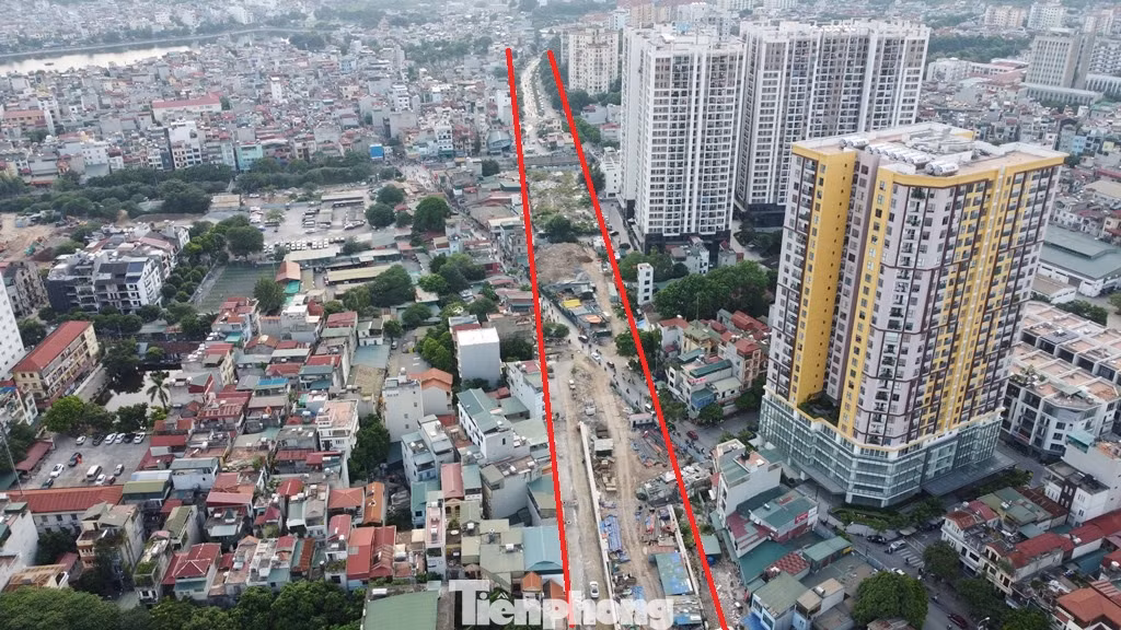 Trong khi tuyến đường Vành đai 2,5 đoạn từ Đầm Hồng đến QL1 chưa thực hiện xong, còn ngổn ngang thì mặt bằng đất đối ứng cho nhà đầu tư đã được phân lô, chia nền, xây nhà cao tầng để bán.