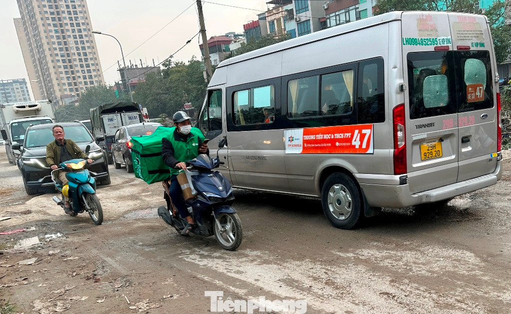 Giao thông thường xuyên ùn tắc và xảy ra va chạm do đường xấu.