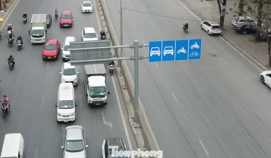 Nay dự án thay bằng các trụ cột tay vươn "kép" (vươn ra cả hai bên) có thân to, chắc chắn hơn. Cùng với đó, biển báo tổ chức giao thông, phân làn xe cũng lớn, dễ quan sát hơn.