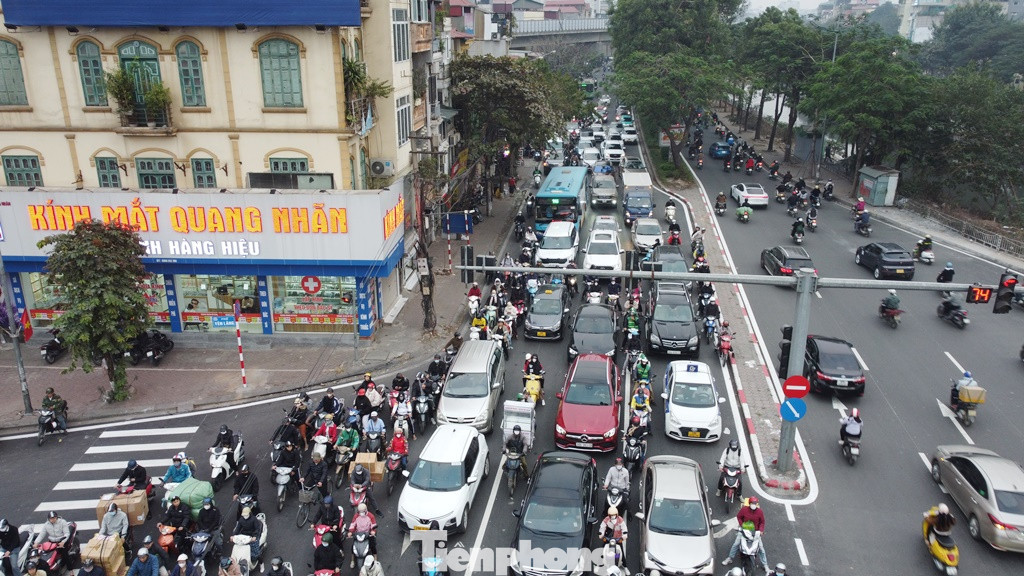 Vào giờ cao điểm chiều 30/12, đường Láng (chiều Ngã Tư Sở - nút giao Láng - Yên Lãng) đặc kín ô tô xe máy, ùn tắc kéo dài. Vào giờ cao điểm chiều 30/12, đường Láng (chiều Ngã Tư Sở - nút giao Láng - Yên Lãng) đặc kín ô tô xe máy, ùn tắc kéo dài.