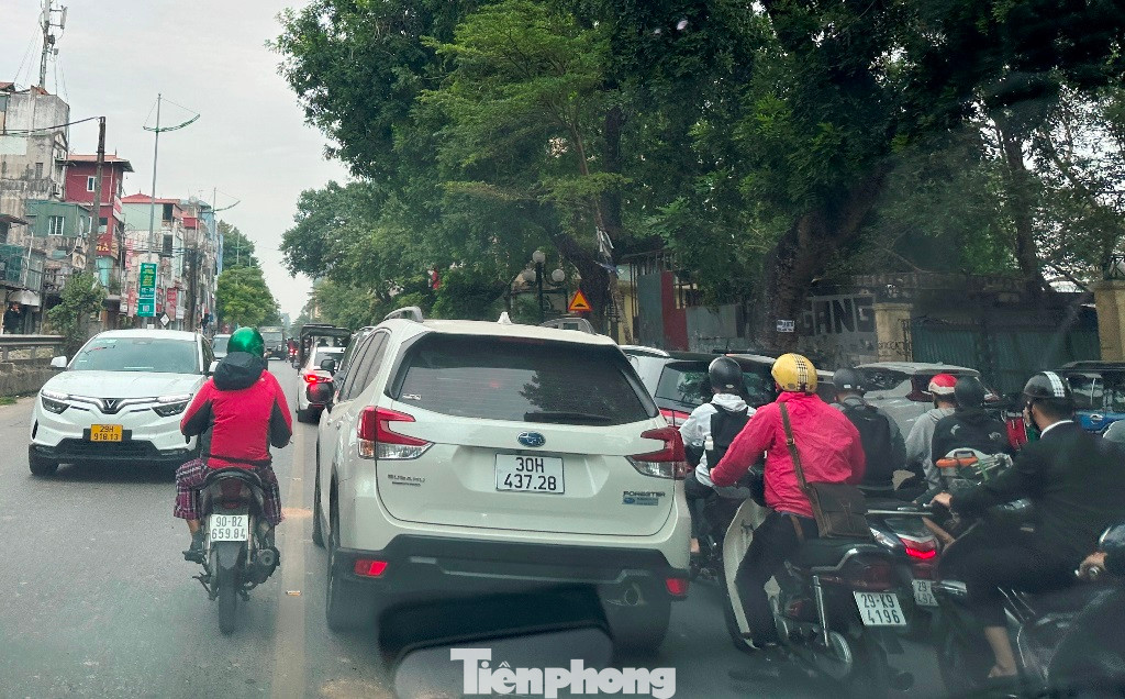 Thời điểm từ 8 đến 9h hôm nay (26/11), trên đường Lê Duẩn (hướng Bách Khoa - Khâm Thiên) ùn tắc.