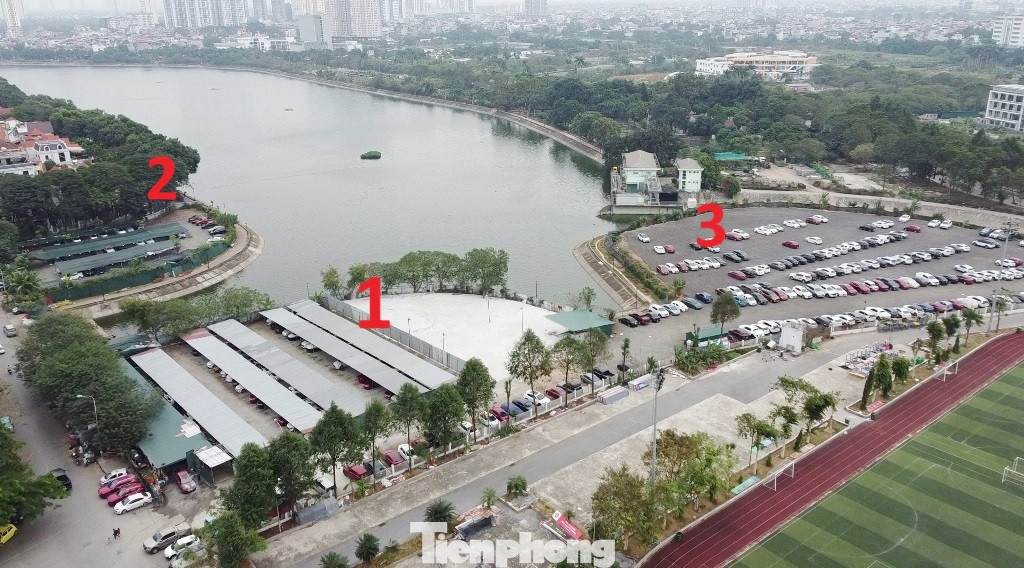 Có cả chục bãi xe được tổ công tác liên ngành kiểm tra, chấn chỉnh công tác trông xe có thu tiền tại Linh Đàm, trong đó có 3 bãi xe "khủng" thứ tự 1 đến 3 ở khu vực Bán Đảo Linh Đàm đang nhận trông giữ hàng trăm xe của người dân. Có cả chục bãi xe được tổ công tác liên ngành kiểm tra, chấn chỉnh công tác trông xe có thu tiền tại Linh Đàm, trong đó có 3 bãi xe "khủng" thứ tự 1 đến 3 ở khu vực Bán Đảo Linh Đàm đang nhận trông giữ hàng trăm xe của người dân.