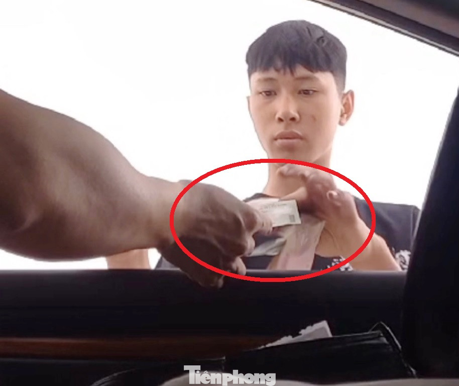 Trong 2 ngày nay, phóng viên ghi nhận, mặc dù thu tiền hơn 50.000 đồng/lượt gửi ô tô, nhưng các bãi xe ở đây thu tiền mặt và không xé/đưa vé cho khách theo quy định.