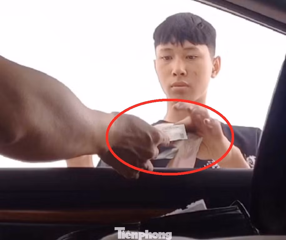 Trong 2 ngày nay, phóng viên ghi nhận, mặc dù thu tiền hơn 50.000 đồng/lượt gửi ô tô, nhưng các bãi xe ở đây thu tiền mặt và không xé/đưa vé cho khách theo quy định. Trong 2 ngày nay, phóng viên ghi nhận, mặc dù thu tiền hơn 50.000 đồng/lượt gửi ô tô, nhưng các bãi xe ở đây thu tiền mặt và không xé/đưa vé cho khách theo quy định.