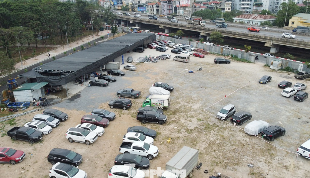 Công suất 3 bãi xe này cũng chỉ đáp ứng được 5 đến 10% nhu cầu đỗ xe của người dân tại khu vực dự án. Với các bãi xe còn lại, UBND phường Hoàng Liệt cho biết, đang bị chậm triển khai hoặc triển khai chưa xong. Ghi nhận của PV Tiền Phong tại các dự án bãi xe được quy hoạch và chưa thành hiện thực, hiện hầu hết mặt bằng đất dự án đang được sử dụng gần như hết công suất. Tuy nhiên lại không dành cho việc đỗ xe, hoặc việc đỗ xe nếu có chỉ là song song với các hoạt động kinh doanh khác. Công suất 3 bãi xe này cũng chỉ đáp ứng được 5 đến 10% nhu cầu đỗ xe của người dân tại khu vực dự án. Với các bãi xe còn lại, UBND phường Hoàng Liệt cho biết, đang bị chậm triển khai hoặc triển khai chưa xong. Ghi nhận của PV Tiền Phong tại các dự án bãi xe được quy hoạch và chưa thành hiện thực, hiện hầu hết mặt bằng đất dự án đang được sử dụng gần như hết công suất. Tuy nhiên lại không dành cho việc đỗ xe, hoặc việc đỗ xe nếu có chỉ là song song với các hoạt động kinh doanh khác.