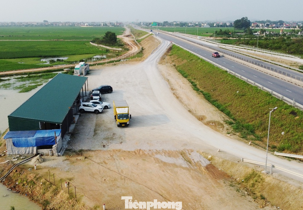 Với 5 trạm tiếp theo được xây dựng tại trên các dự án thành phần cao tốc Bắc Nam chạy qua các tỉnh miền Trung như: Cao tốc Nha Trang - Cam Lâm (trạm thứ 4 - vị trí Km33+930); Cao tốc Cam Lâm - Vĩnh Hảo (trạm thứ 5 - vị trí thuộc Km90+900); cao tốc Vĩnh Hảo - Phan Thiết (xây 2 trạm gồm trạm thứ 6 và 7 - vị trí Km144+560 và Km205+092); Cao tốc Phan Thiết - Dầu Giây (trạm thứ 8 - vị trí Km47+500).