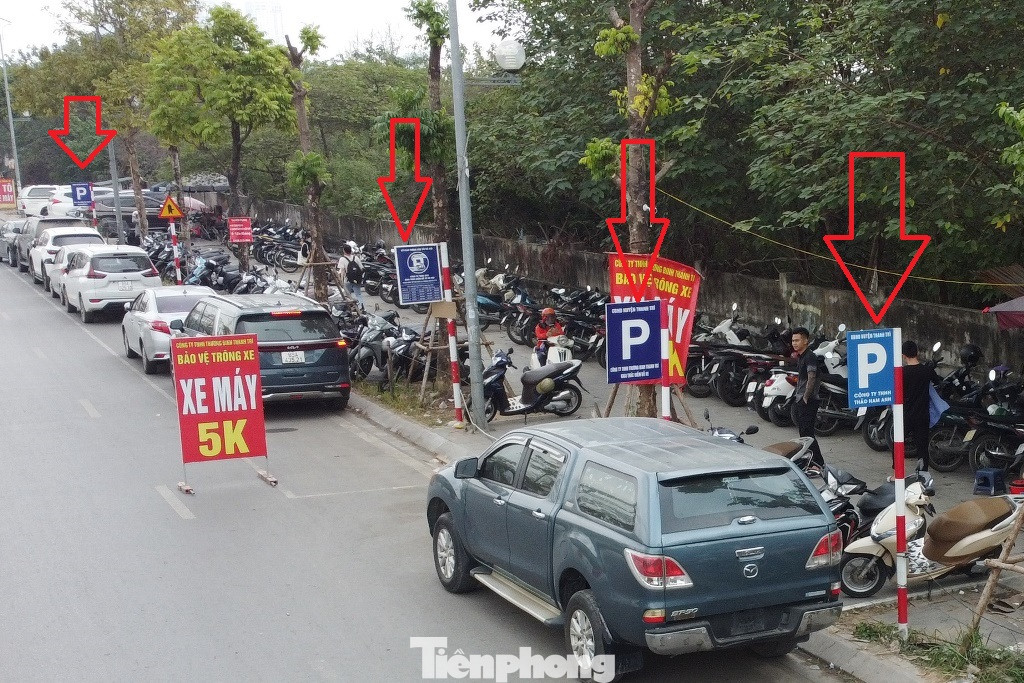 Một số địa điểm trên đường Phạm Tu, đường 70, trước là những bãi trông xe không có phép, gần đây đã được cắm biển "có phép" (mũi tên đỏ).