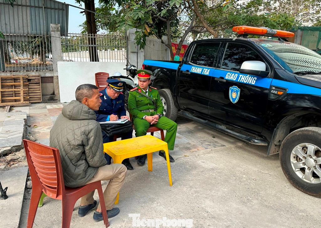 Cơ quan chức năng đã nhiều lần liên lạc để mời quản lý 3 bãi xe trên làm việc, song đến khoảng 10 giờ, chỉ có quản lý bãi xe tại khu đất CT19 (mặc áo dân sự) có mặt, ký biên bản vi phạm trông xe trái phép và yêu cầu dừng hoạt động trông giữ xe tại đây... Cơ quan chức năng đã nhiều lần liên lạc để mời quản lý 3 bãi xe trên làm việc, song đến khoảng 10 giờ, chỉ có quản lý bãi xe tại khu đất CT19 (mặc áo dân sự) có mặt, ký biên bản vi phạm trông xe trái phép và yêu cầu dừng hoạt động trông giữ xe tại đây...