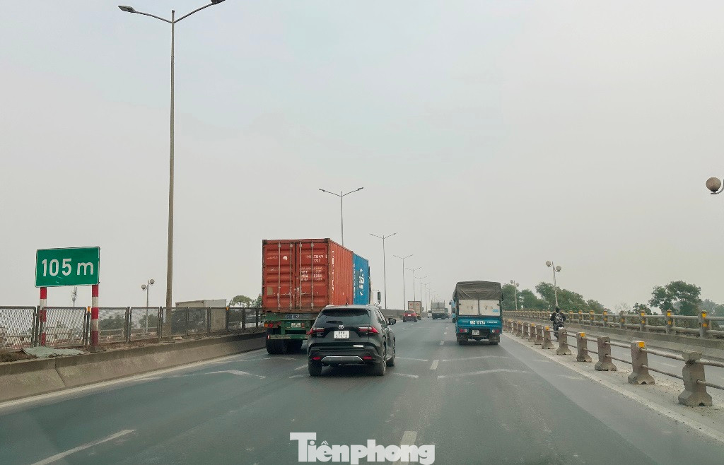 Mặt cầu Thanh Trì cũng vừa được kẻ, chia lại các làn xe và sơn kẻ lại