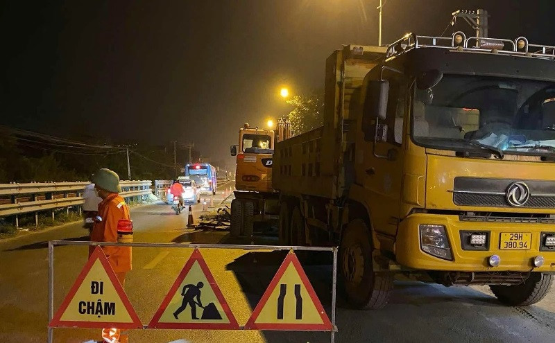 Đơn vị thi công trên QL1A đoạn qua Km197+640 (thuộc địa phận xã Thắng Lợi, huyện Thường Tín, Hà Nội) đã cào mặt đường để tôn nền nhưng chưa kịp thảm nhựa.