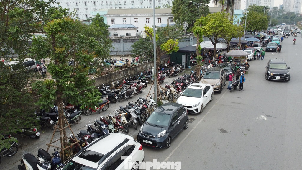 Do nhu cầu người dân đến khám chữa bệnh và thăm nom đông, trong khi bãi xe bệnh viện đáp ứng có giới hạn, thời gian qua nhiều bãi xe tự phát đã mọc lên ở vỉa hè, lòng đường xung quanh BV K Tân Triều.