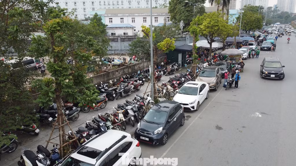 Do nhu cầu người dân đến khám chữa bệnh và thăm nom đông, trong khi bãi xe bệnh viện đáp ứng có giới hạn, thời gian qua nhiều bãi xe tự phát đã mọc lên ở vỉa hè, lòng đường xung quanh BV K Tân Triều. Do nhu cầu người dân đến khám chữa bệnh và thăm nom đông, trong khi bãi xe bệnh viện đáp ứng có giới hạn, thời gian qua nhiều bãi xe tự phát đã mọc lên ở vỉa hè, lòng đường xung quanh BV K Tân Triều.