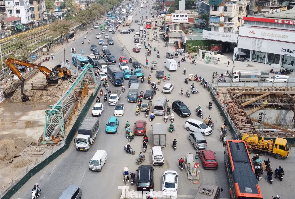 Cùng với đó, tại trung tâm nút xe khách, xe tải công trường vẫn vi phạm giờ cấm, phương án điều tiết giao thông tại nút chưa linh hoạt, sát thực tế.