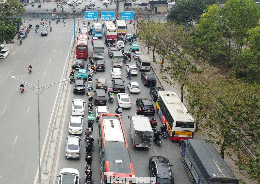 Các công việc của dự án duy tu, cải tạo hạ tầng trên đường Giải Phóng vừa qua gồm: thay hệ thống hàng rào dải phân cách giữa bằng rào sắt mạ kẽm; thay mới hệ thống biển báo tổ chức giao thông; kẻ lại vạch đường để phân chia các làn xe. Tổng mức đầu tư dự án là hơn 12 tỷ đồng...