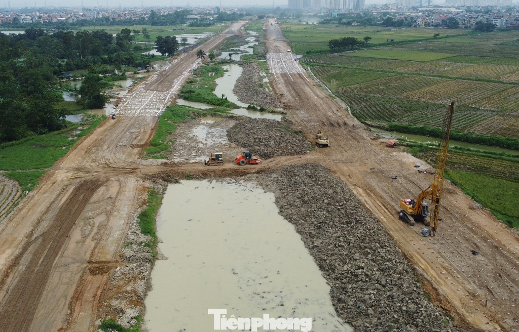 Đường song hành Vành đai 4 đã hiện hình hài và đảm bảo tiến độ hoàn thành vào cuối năm 2025. Đường song hành Vành đai 4 đã hiện hình hài và đảm bảo tiến độ hoàn thành vào cuối năm 2025.