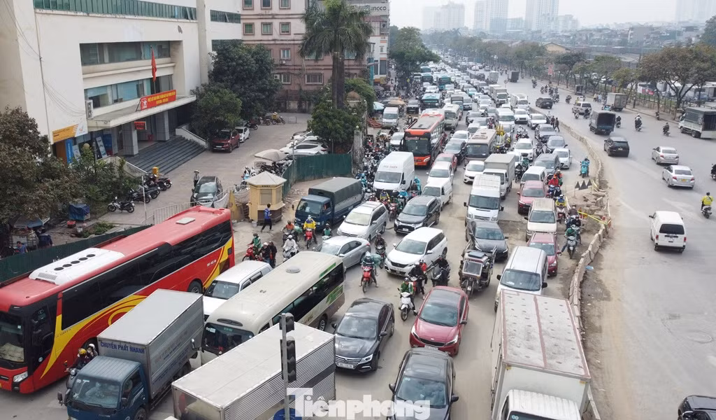 Từ 7h sáng nay (2/12) ùn tắc đã kéo dài tại nút giao Giải Phóng - Kim Đồng, đặc biệt là trên đường Giải Phóng theo cả hai hướng đi qua nút giao này.