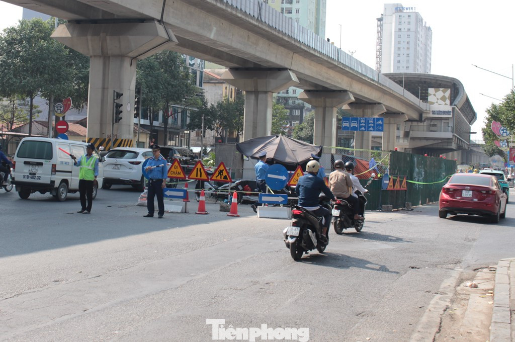 Sáng 19/11, để đảm bảo giao thông đi lại, giảm ùn ứ tại vị trí hàng rào trên đường Trần Phú, Đội TTGT Hà Đông đã cử tổ công tác điều tiết giao thông.
