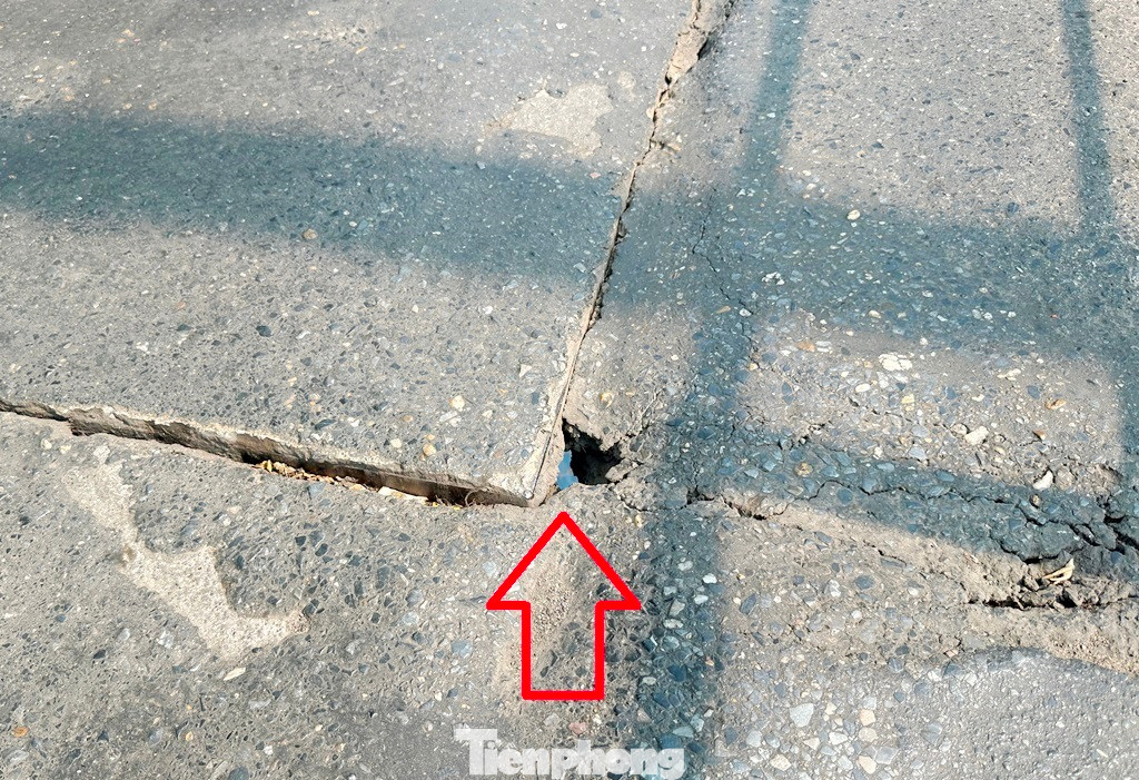 Tại mặt cầu hai bên dành cho xe máy lưu thông, mặt nhựa đường nứt, thủng nhiều vị trí. Qua lỗ thủng, người tham gia giao thông có nhìn thấy nước sông Hồng.