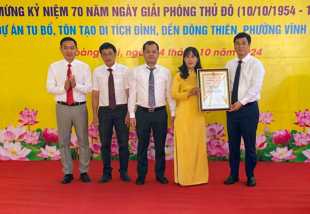 Chủ tịch UBND quận Hoàng Mai Nguyễn Minh Tâm trao giấy chứng nhận "Công trình chào mừng 70 năm Ngày Giải phóng Thủ đô" cho đại diện các đơn vị. Chủ tịch UBND quận Hoàng Mai Nguyễn Minh Tâm trao giấy chứng nhận "Công trình chào mừng 70 năm Ngày Giải phóng Thủ đô" cho đại diện các đơn vị.
