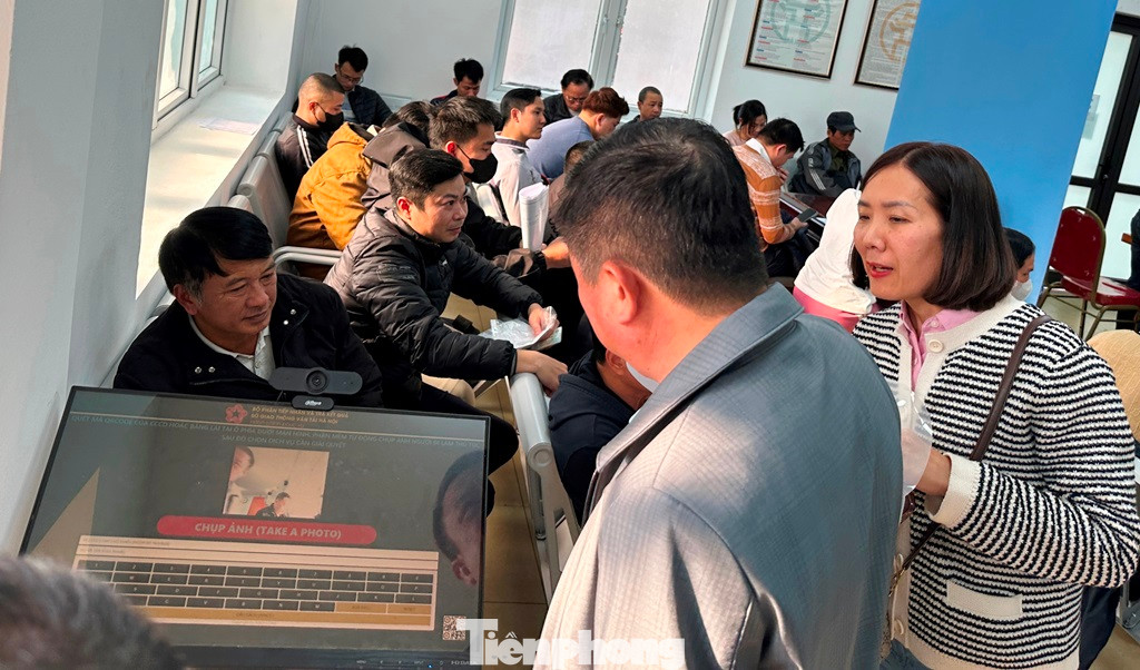 Trung bình các tháng trước đây, hai điểm cấp, đổi GPLX của Sở GTVT Hà Nội tại số 16 Cao Bá Quát và số 2 Phùng Hưng, Hà Đông tiếp nhận từ 600 - 800 hồ sơ/ngày, nhưng những ngày qua số lượng này là 1.200 đến 1.300 hồ sơ/ngày (vượt công suất), thậm chí có ngày lượng người người đến đăng ký, có nhu cầu đổi GPLX còn tăng gấp ba lần ngày thường. Trung bình các tháng trước đây, hai điểm cấp, đổi GPLX của Sở GTVT Hà Nội tại số 16 Cao Bá Quát và số 2 Phùng Hưng, Hà Đông tiếp nhận từ 600 - 800 hồ sơ/ngày, nhưng những ngày qua số lượng này là 1.200 đến 1.300 hồ sơ/ngày (vượt công suất), thậm chí có ngày lượng người người đến đăng ký, có nhu cầu đổi GPLX còn tăng gấp ba lần ngày thường.