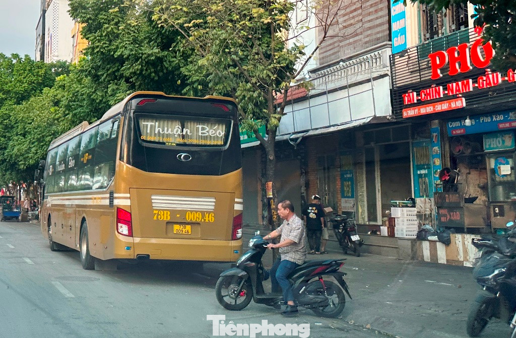 Tiếp đến tại số nhà 66 Trần Vỹ là nhà xe Thuận Béo. Tiếp đến tại số nhà 66 Trần Vỹ là nhà xe Thuận Béo.