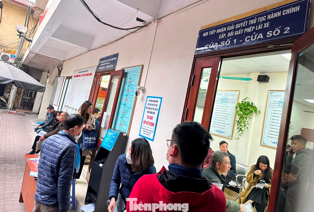Tại điểm cấp, đổi GPLX ở số 16 Cao Bá Quát, nhân viên tại đây đã phải kê bàn ra cả ngoài sân để người dân có chỗ điền thông tin vào hồ sơ. Tại điểm cấp, đổi GPLX ở số 16 Cao Bá Quát, nhân viên tại đây đã phải kê bàn ra cả ngoài sân để người dân có chỗ điền thông tin vào hồ sơ.