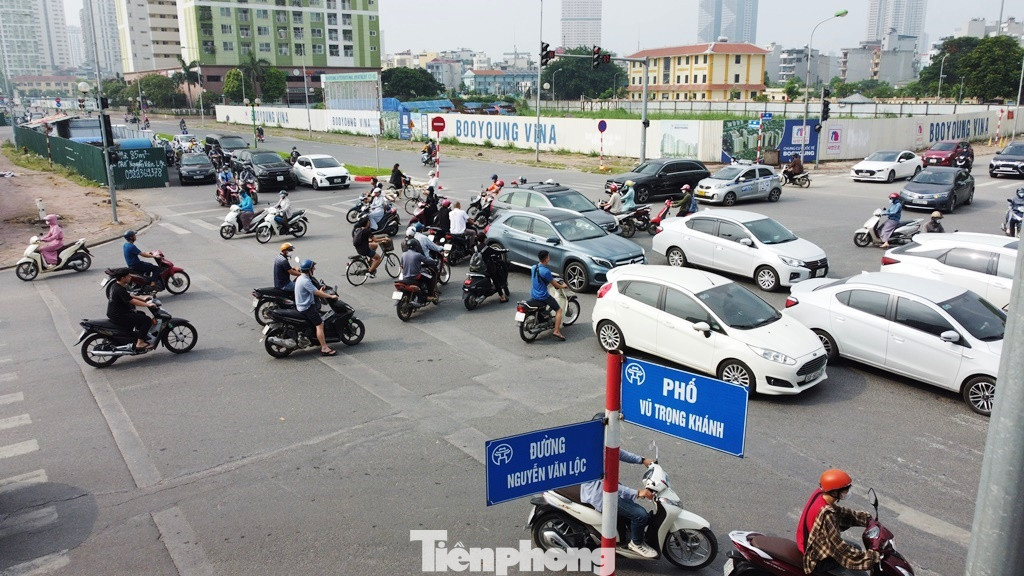 Hàng rào trên phố Vũ Trọng Khánh không chỉ gây ùn tắc trên tuyến phố này mà còn ảnh hướng đến giao thông của các tuyến lân cận như Nguyễn Trãi - Trần Phú, Tố Hữu, Nguyễn Văn Lộc...